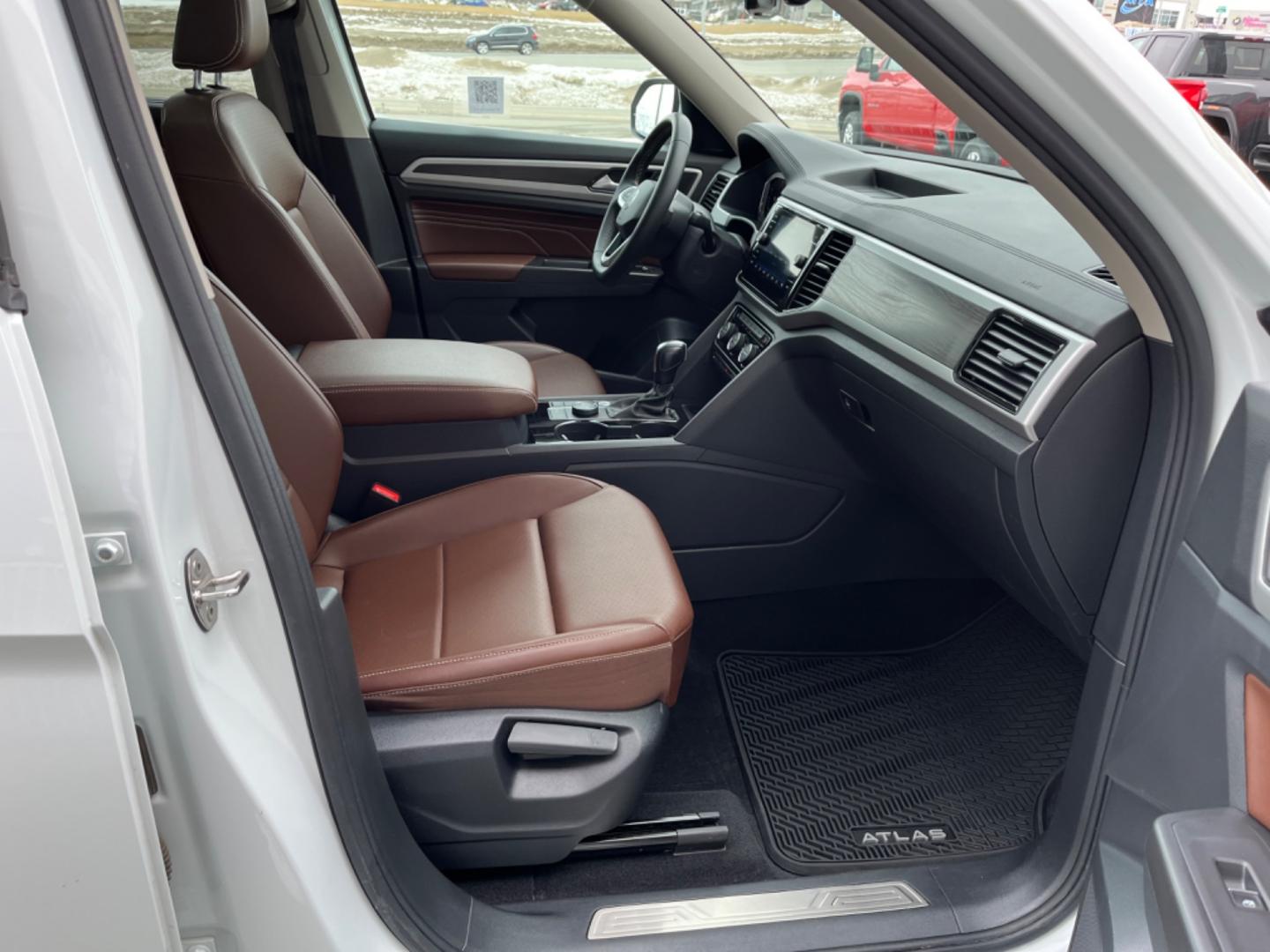 2022 White Volkswagen Atlas V6 SE w/Technology 4MOTION (1V2KR2CA9NC) with an 3.6L V6 DOHC 24V engine, 8A transmission, located at 1960 Industrial Drive, Wasilla, 99654, (907) 274-2277, 61.573475, -149.400146 - Photo#17